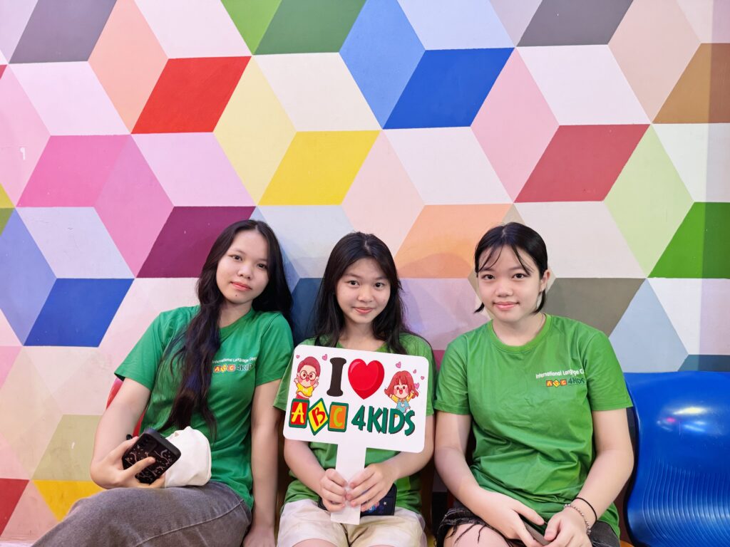 Các bạn học sinh hào hứng đi xem phim